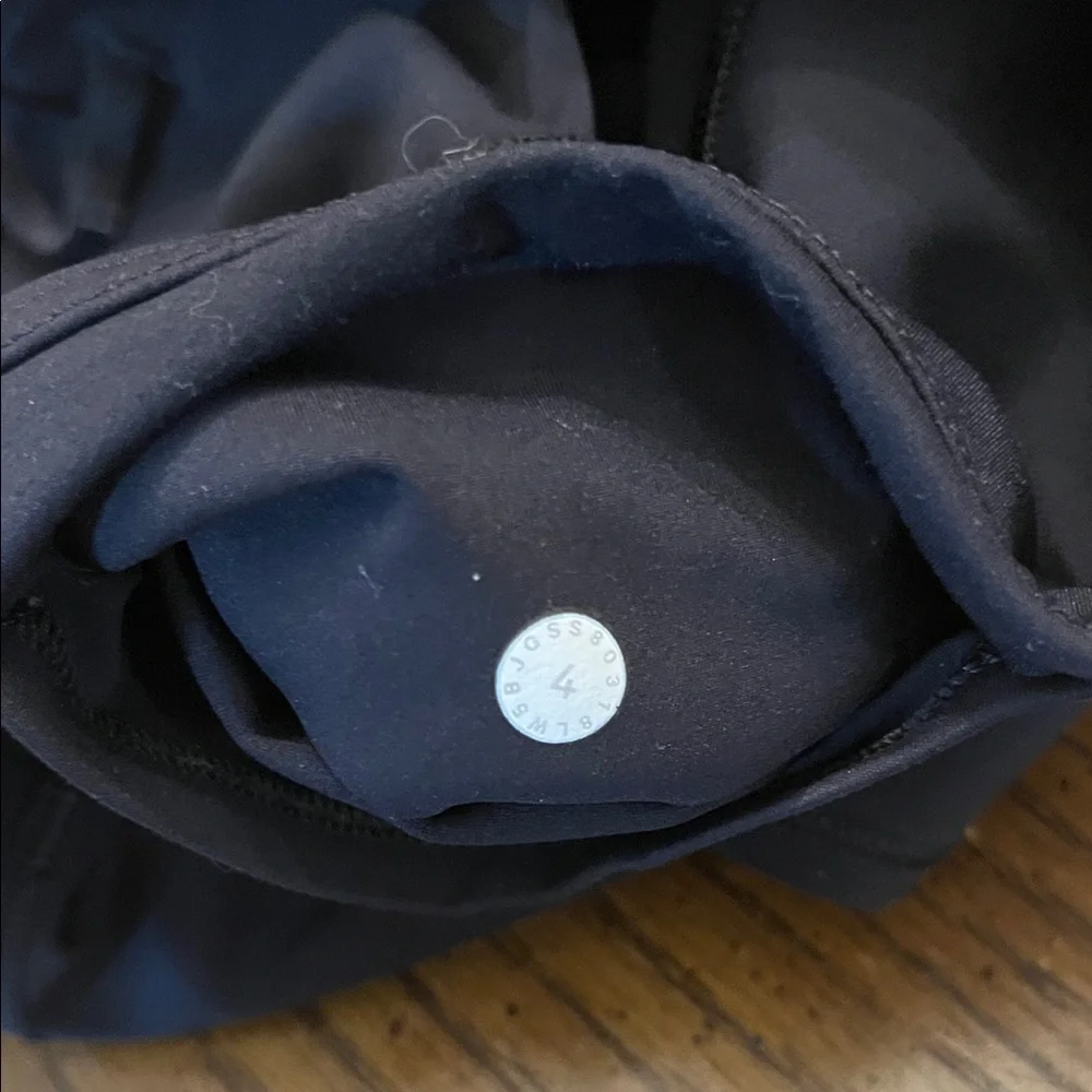 Lululemon Black High-Waisted 7/8 Leggings with‎ Reflective Detail, size 4
